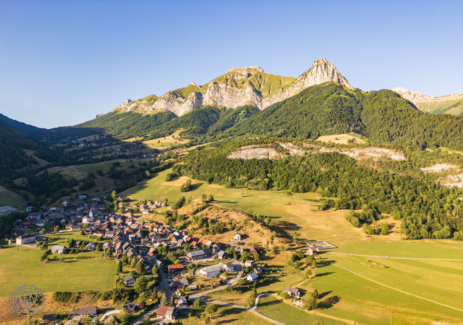 Photo Aérienne par Christine Haas - Aillon le Vieux, Massif des Bauges